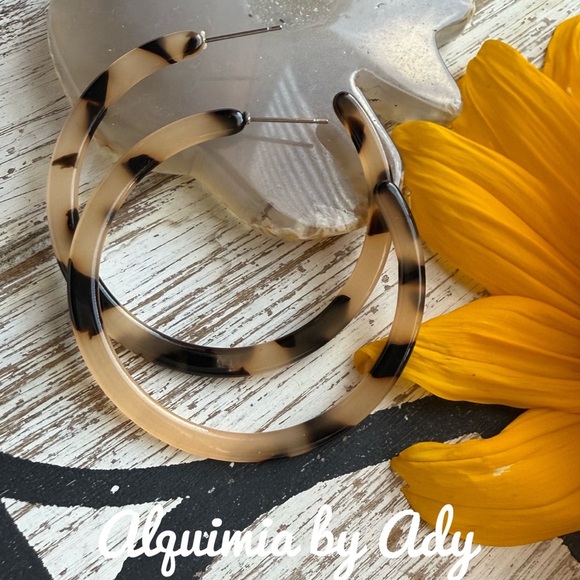 Chic Tortoise Shell Hoop Earrings - Picture 1 of 1